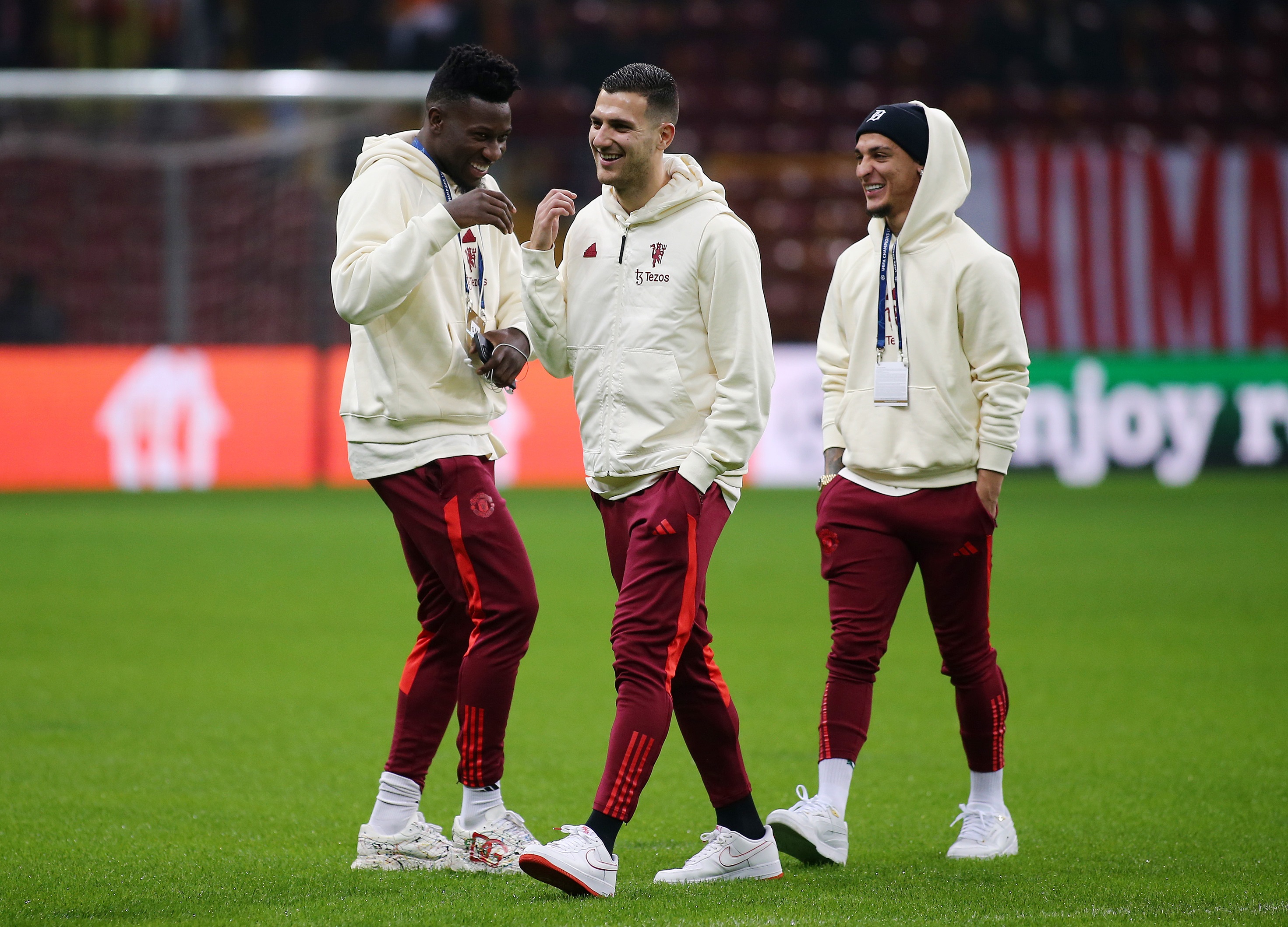 勒沃库森翻盘曼联,阿奎罗高光表现 勒沃库森翻盘曼联,阿奎罗高光表现