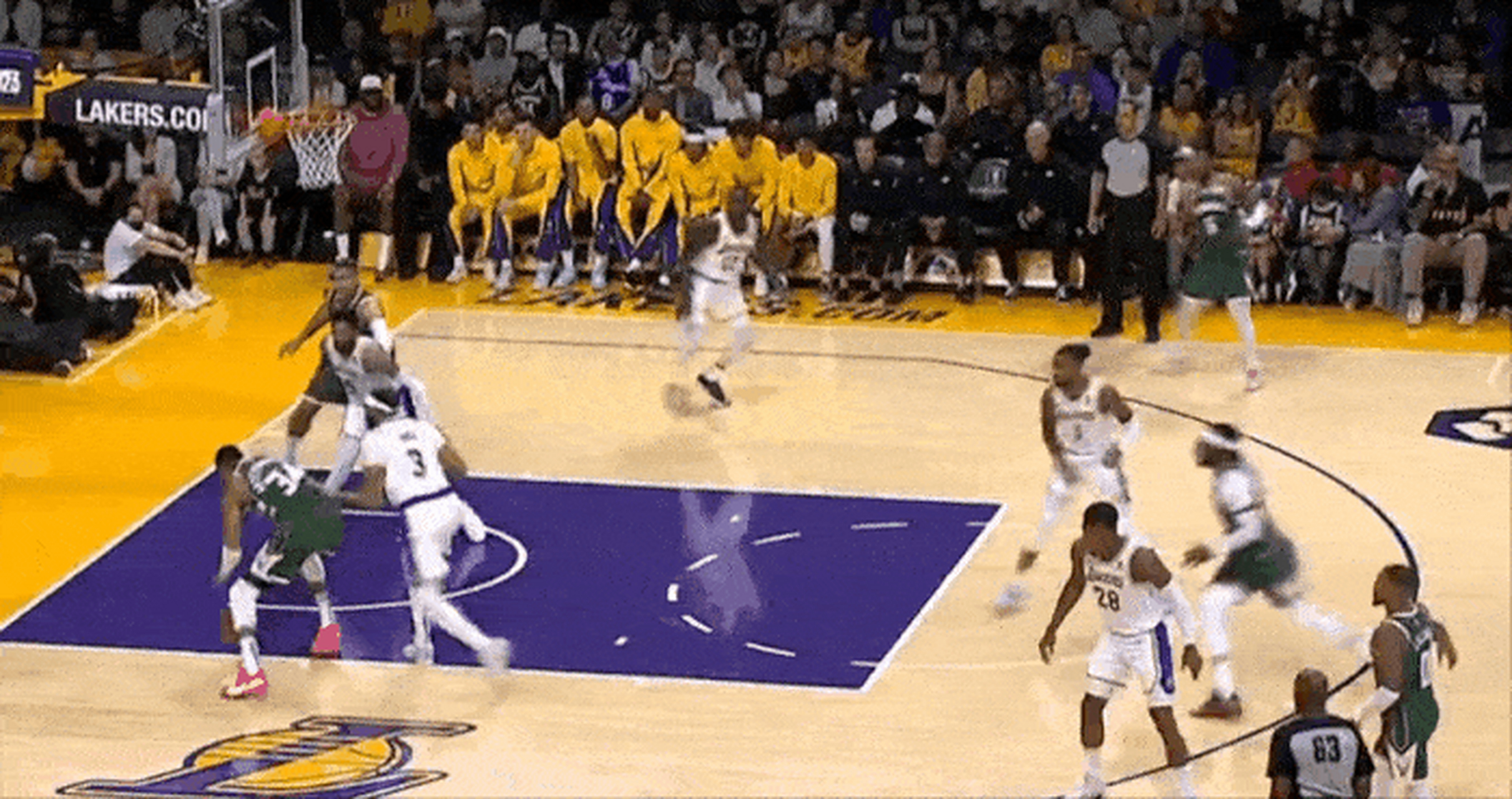 魔术轻取湖人B队，字母哥爆发神勇