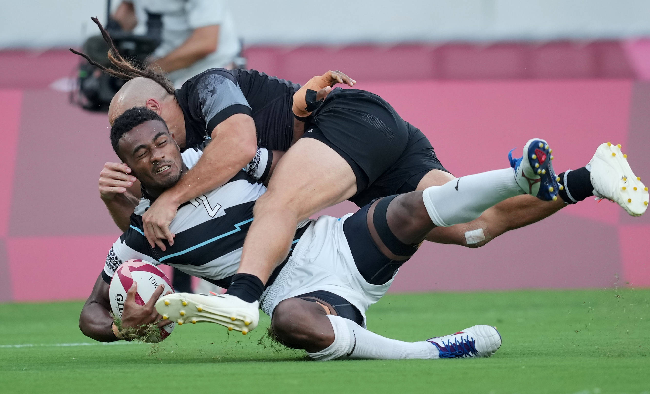 橄榄球选手刷新世界纪录，震撼全场