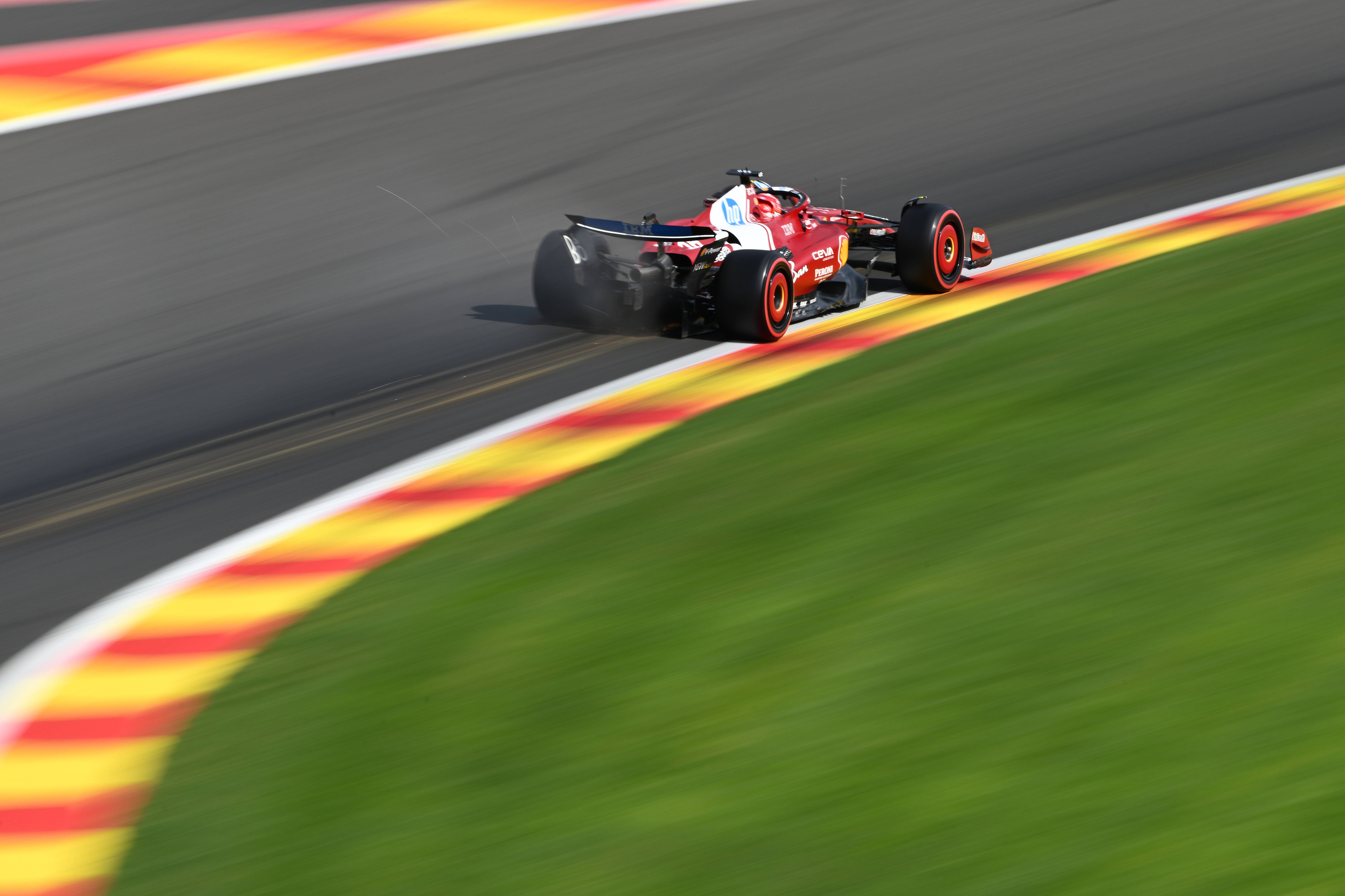 关于迈凯伦轻取法拉利,皮亚斯特里点燃赛场的信息 关于迈凯伦轻取法拉利,皮亚斯特里点燃赛场的信息